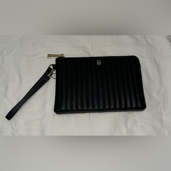 Women’s Tommy Hilfiger wristlet - Picture 3 of 4